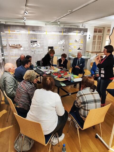 Bild: In Themengruppen wurden die aktuellen sozialen Fragen bearbeitet.