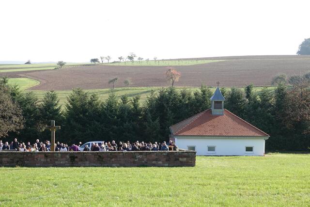 Wie in anderen Orten erfolgten rund um den Allerheiligentag auch in Miltenberg-Schippach am
3. November nach der Messfeier der traditionelle Friedhofsgang, eine kurze Ansprache der Geistlichen und die Gräbersegnung  - hier mit Pfarrvikar Krzysztof Winiarz. Präsent waren auch Ministrantinnen und Ministranten, die hiesige Musikkapelle und zahlreiche Gläubige.