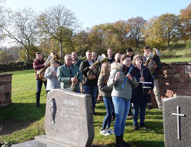 Wie in anderen Orten erfolgten rund um den Allerheiligentag auch in Miltenberg-Schippach am
3. November nach der Messfeier der traditionelle Friedhofsgang, eine kurze Ansprache der Geistlichen und die Gräbersegnung  - hier mit Pfarrvikar Krzysztof Winiarz. Präsent waren auch Ministrantinnen und Ministranten, die hiesige Musikkapelle und zahlreiche Gläubige.