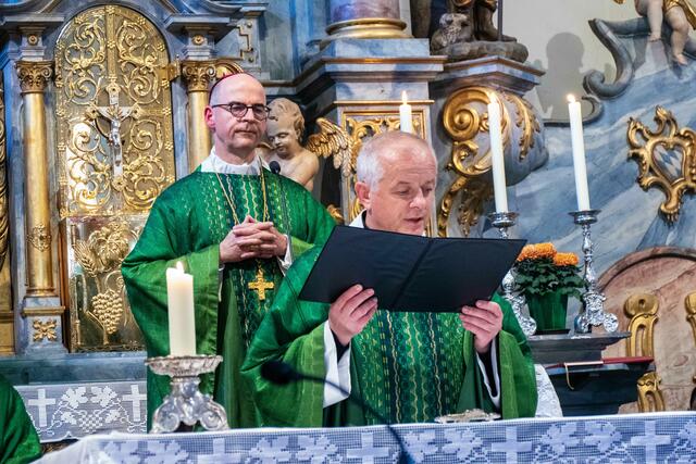 Generalsuperior Jan Pelczarski bedankt sich bei Bischof Dr. Franz Jung für die Unterstützung und Genehmigung zur Gründung des Klosters der Oblaten vom Heiligen Josef auf dem Engelberg