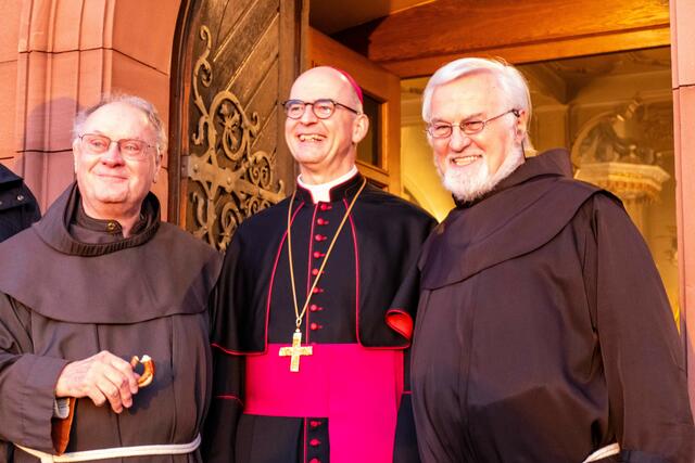 Pater Werner Reischmann (links) und Pater Richard Hessdörfer (rechts) nehmen Abschied vom vielgeliebten Engelberg. Ein Aufnahme mit Bischof Dr. Franz Jung.