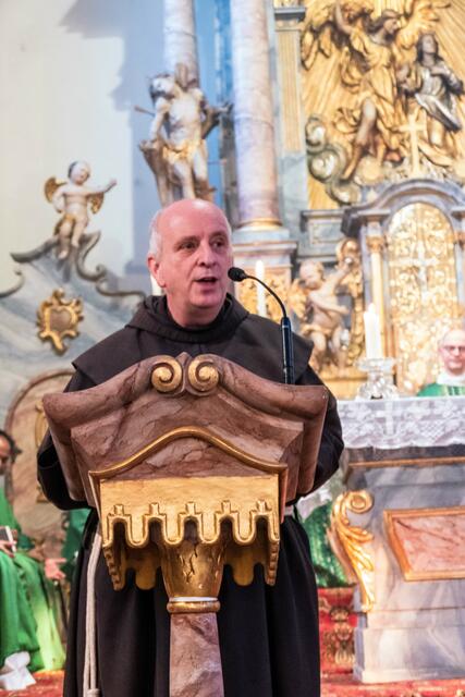 Pater Dr. Maximilian Wagner, Guardian des Klosters Vierzehnheiligen und Mitglied der Provinzleitung bedankt sich für die Weiterführung des Klosters durch die "Oblaten vom Heiligen Josef"