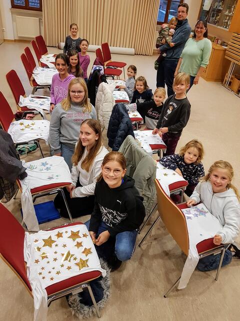 Die Lollipops beim Gestalten ihres "Sternenkleides" für das Musical. Rebecca Schmitt und Bastian Schmitt-Kampmeier freuen sich über die kreativen Ideen. | Foto: Bernadette Eck    
