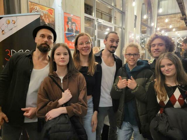 SchauspielerInnen unter sich: Das Ensemble von "Tridicoulous" und einige Vereinsmitglieder im Pfefferberg-Theater | Foto: Theaterverein Obernburg