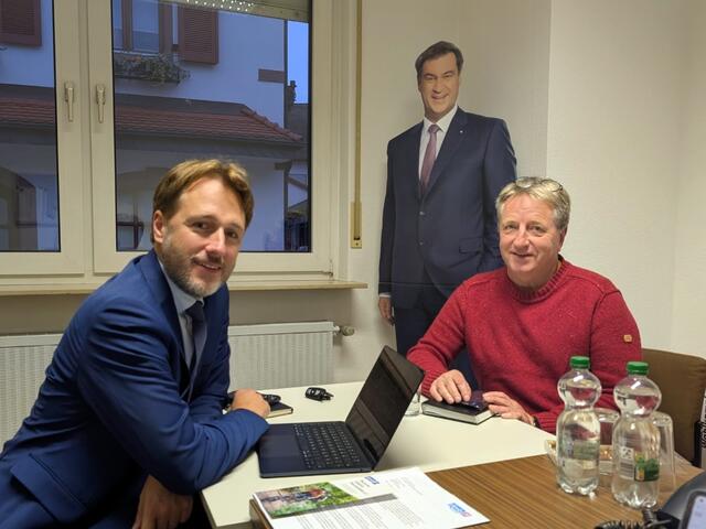 Bild: MdL Martin Stock im Gespräch mit Horst Kern, Schulleiter der Kardinal Döpfner Schule in Großwallstadt. | Foto: Bürgerbüro MdL Stock