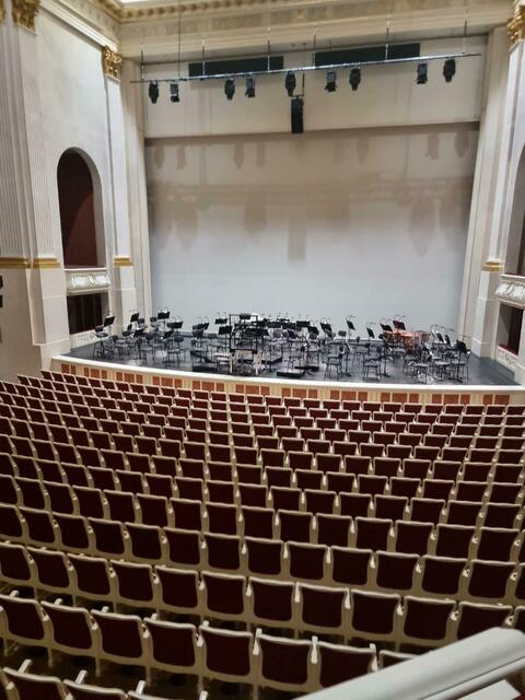 Eine Bühne, die 10 meter nach untern gefahren werden kann. Und eine Staatsoper mit 27 meter Höhe! | Foto: Theaterverein Obernburg