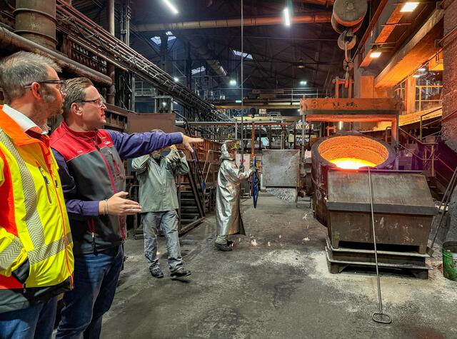 Linde-Werksleiter Frank Koch erklärte Landrat Jens Marco Scherf (links) bei einer Führung durch das Werk die Arbeitsschritte beim Gießvorgang. | Foto: © Helena Wilmerding