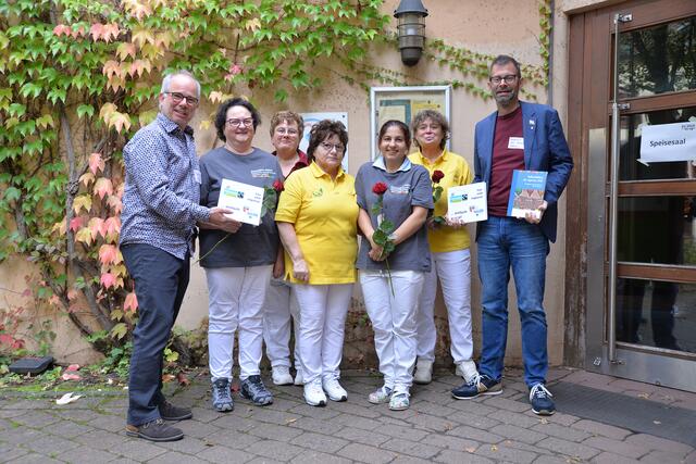 Das Serviceteam des Schullandheimes setzt täglich die Nachhaltigkeitsziele um – Markus Seibel und Landrat Jens Marco Scherf geben die Auszeichnung an die Akteurinnen weiter. | Foto: © Dr. Jürgen Jung