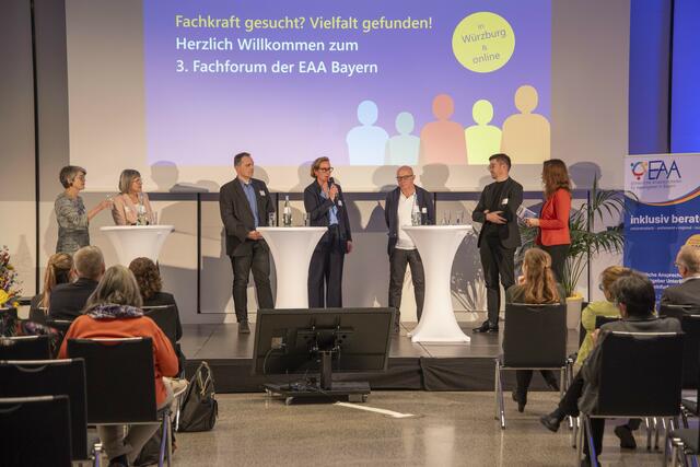 Im Podiumsgespräch: v.li.: Gerda Hoh (Inklusionsberaterin EAA Würzburg), Andrea Sitzmann (Stv. Hauptgeschäftsführerin der HWK für Unterfranken), Stefan Beil (Vorsitzender der Geschäftsführung Agentur für Arbeit Würzburg, Kerstin Altenbeck (Leiterin der Regionalstelle Unterfranken des ZBFS), Ernst Köhler (Geschäftsführer &amp; Bäckermeister Köhlers Vollkornbäckerei), Dr. Lukas Kagerbauer (Stv. Hauptgeschäftsführer IHK Würzburg-Schweinfurt) und Moderatorin Susanne Niederhammer (Leiterin EAA Würzburg)
 | Foto: Fotografiert von Lea Seidel (Bereich Kommunikation und Öffentlichkeitarbeit EAA Würzburg)