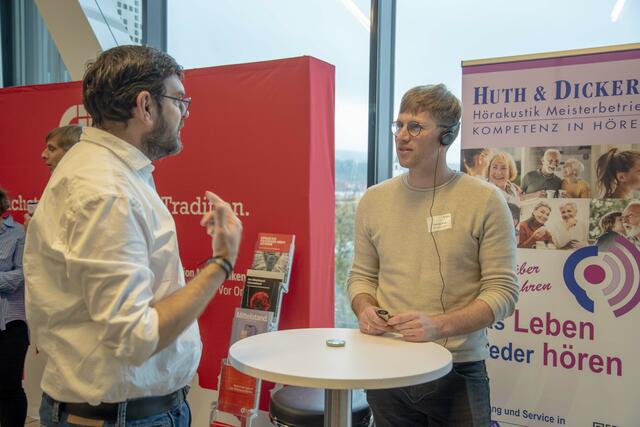 Im Gespräch mit Mitarbeitern von Huth &amp; Dickert wurden neue Technologien im Bereich der Hörhilfen getestet. | Foto: Fotografiert von Lea Seidel (Bereich Kommunikation und Öffentlichkeitarbeit EAA Würzburg)