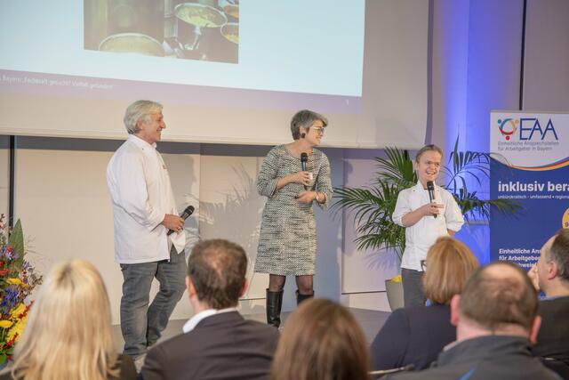 "Aifach gut! Inklusive Wege in der Gastronomie, DER REISER Genussmanufaktur &amp; EAA Würzburg":
v.li.: Bernhard Reiser (Arbeitgeber DER REISER), Gerda Hoh (Inklusionsberaterin EAA Würzburg), Friedrich Bönisch (Auszubildender bei DER REISER) | Foto: Fotografiert von Lea Seidel (Bereich Kommunikation und Öffentlichkeitarbeit EAA Würzburg)