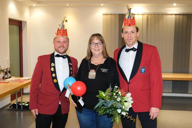 Doris Nowotzin wurde der Landesverbandsorden des Fastnacht-Verband Franken verliehen. | Foto: Steffen Sollorz