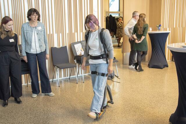 Auf dem Markt der Möglichkeiten wurde das Exoskelett ausprobiert. | Foto: Fotografiert von Lea Seidel (Bereich Kommunikation und Öffentlichkeitarbeit EAA Würzburg)