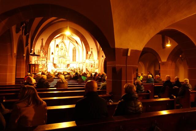 Zu Ehren ihres Schutzpatrons - des heiligen Hubertus - brachten in Eichenbühl in der Pfarrkirche St. Cäcilia die Jagdhornbläser(innen) aus München die Jägermesse für Fürst-Pless- und Parforce-Hörner in B-Dur von Hermann Neuhaus zur Aufführung. Die feierliche, würdevolle Messe wurde von Pfarrer Artur Fröhlich zelebriert. 