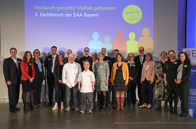 EAA's aus Unterfranken sagen DANKE: 
an unsere Gäste, die einzelnen Teilnehmer, das gesamte Organisationsteam, die LAG ifd Bayern e.V., aktive Arbeitgeber, das Technikteam, alle Unterstützer, Servicekräfte und alle sonstigen Anwesenden und die zugeschalteten "YouTuber".
Nur im Verbund/Netzwerk aller Mitwirkenden kann Inklusion in Unterfranken und Bayern proaktiv gelebt werden. | Foto: Foto: Katharina Derleth (EAA Schweinfurt)