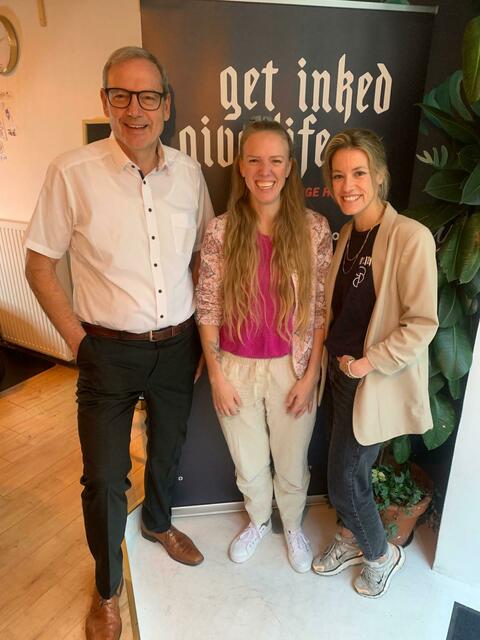 MdL Thomas Zöller mit Angela Ipach von den "Junge Helden" und Tätowiererin Peshy. | Foto: Bürgerbüro Thomas Zöller, MdL