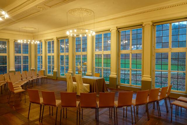 Das denkmalgeschützte Hofgartenschlösschen ist ein im Jahre  1777 errichtetes kleines im Rokokostil errichtetes Schloss mit Park an der Durchgangsstraße von Eichel nach Wertheim.  - Hier ein Blick in  der Festsaal der einstigen Orangerie. Foto Roland Schönmüller