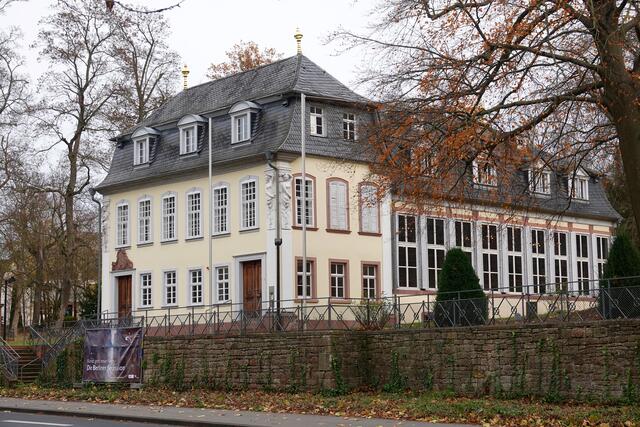 Das denkmalgeschützte Hofgartenschlösschen ist ein im Jahre  1777 errichtetes kleines im Rokokostil errichtetes Schloss mit Park. An der Durchgangsstraße von Eichel nach Wertheim. Foto Roland Schönmüller