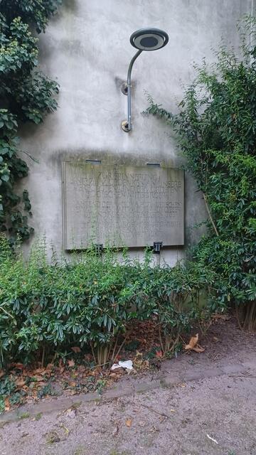 Die verwitterte Gedenktafel für die ermordeten Juden | Foto: Wolfgang Giegerich