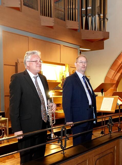 Festliches Kionzert zur Adventseröffnung: Viel Applaus erhielten Trompeter Rudolf Mahni und Organist Carsten Klomp in der Stiftskirche in Wertheim am 30.11.2024.  