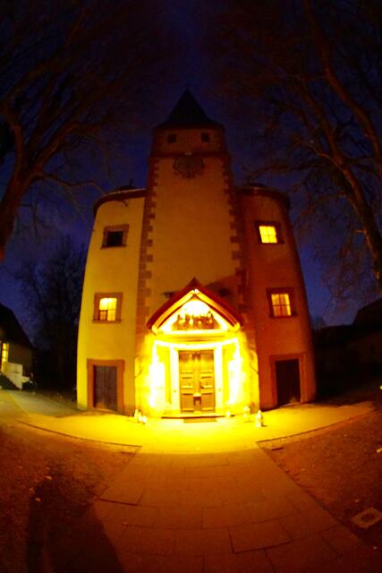 Magisch, mystisch, märchenhaft wirkte das 
traditionelle Adventsingen mit besinnlichen Liedern und Texten zum Zuhören und Mitsingen in der Kleinheubacher evangelischen Kirche „St. Martin“. Foto Roland Schönmüller
