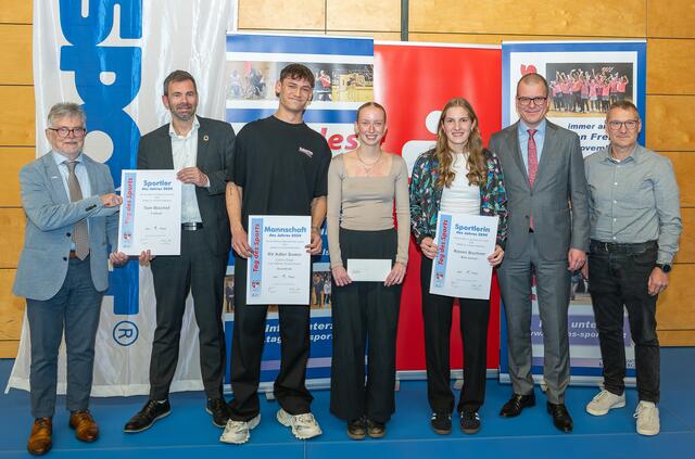 Die vom Publikum gewählte Sportlerin des Jahres und das Team des Jahres stellten sich zum Siegerfoto. BLSV-Kreisvorsitzender Adi Zerr und Landrat Jens Marco Scherf präsentieren die Urkunde des siegreichen Sportlers des Jahres, Tom Bischof, Team des Jahres wurden Niklas Kreuzmann und Celine Stapf, Sportlerin des Jahres wurde Naomi Buchner. Zum Erfolg gratulierten auch Philipp Ehni (Sparkasse Miltenberg) und Andreas Wolfstetter (Intersport Wolfstetter, von links). Foto: Winfried Zang | Foto: Winfried Zang