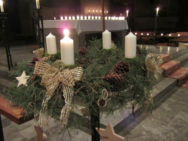 Die 1. Kerze brennt | Foto: Friedrich Frank