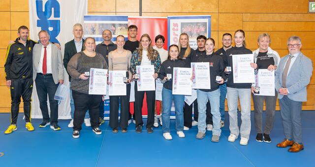 Die mit Gold ausgezeichneten Sportlerinnen und Sportler stellten sich mit Landrat Jens Marco Scherf (links) und dem BLSV-Kreisvorsitzenden Adi Zerr dem Fotografen. Foto: Winfried Zang | Foto: Winfried Zang