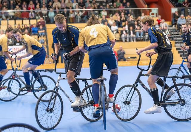 Spieler aus Mömlingen und Niedernberg zeigten ein packendes Radballspiel. Foto: Winfried Zang | Foto: Winfried Zang