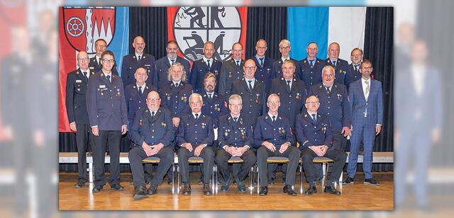 Ehrenzeichen für 40-jährige aktive Dienstzeit bekamen diese Feuerwehrleute. Dazu gratulierten (von links) die Kreisbrandinspektoren Hauke Muders und Albert Klug sowie Kreisbrandrat Martin Spilger, außerdem Landrat Jens Marco Scherf (rechts, mittlere Reihe).  | Foto: © Winfried Zang