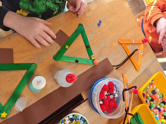 Auch Basteln kann besinnlich sein: Eine Kindergartengruppe im Kindergarten St. Martin bastelt aus Holzspateln nach eigenen Vorstellungen Tannenbäume oder Rentiere.  | Foto: Kindergarten St. Martin