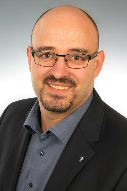 Dekanatsjugendreferent Jörg Fecher, Evangelische Jugend Untermain: "Besinnlich kann auch ein Spaziergang in der Abenddämmerung sein. Man erlebt, dass Dunkelheit schön ist, wenn die Fenster erleuchtet sind. Auch bewusst im Wald spazieren zu gehen, den Wald zu hören, lässt Kinder und Jugendliche die Dunkelheit genießen und positiv erleben. Das hilft, das eher als dunkel und lang empfundene Warten auf Weihnachten in der Adventszeit, anzunehmen" | Foto: Privat