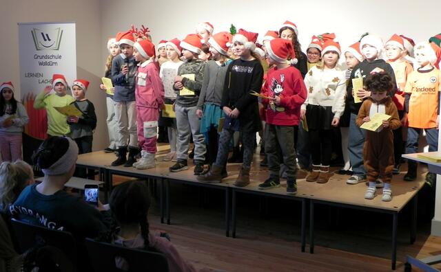 Die 3. Klassen sangen Weihnachtslieder | Foto: Bild: Bernd Stieglmeier