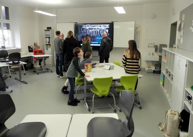 Vorstellung der neuen interaktiven, digitalen Tafeln | Foto: Bild: Bernd Stieglmeier