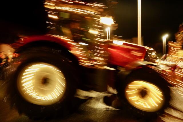 Ganz schön in Fahrt waren die illuminierten und dekorierten Traktoren auf ihrer imposanten Lichterfahrt  über Berg und Tal unweit von Miltenberg. 
