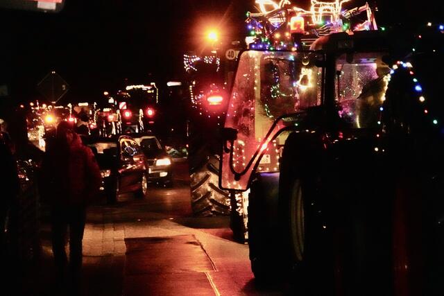 Geschmückte Traktoren mit bunten Lichterketten als ein Funken Hoffnung in der gegenwärtigen Krisenzeit. Foto Roland Schönmüller