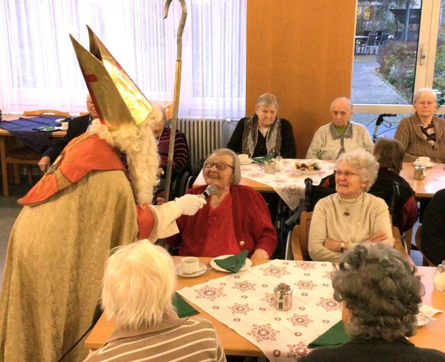 Ein fröhlicher Nikolaustag in der Rohe'schen Stiftung mit den treuen Musikantinnen und Musikanten der „Oldtimer“ und dem Nikolaus höchstpersönlich!  | Foto: Rohe'sche Altenheim-Stiftung, Kleinwallstadt