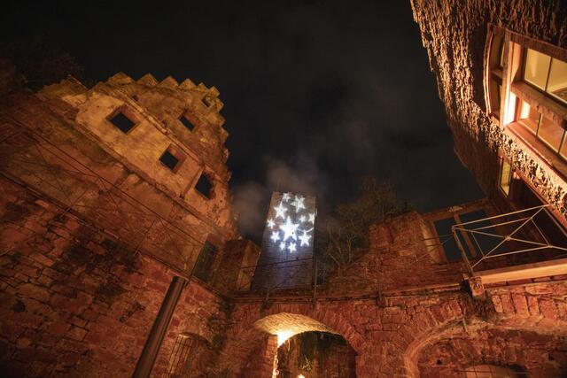 Der Innenhof der Mildenburg erstrahlt durch Illumination und Kerzen in einem weichen, stimmungsvollen Licht. | Foto: Georg Hess