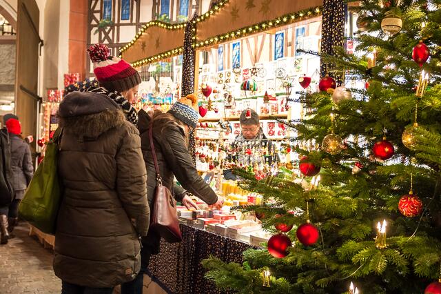 Durch wöchentlich wechselnde Kunsthandwerker im Alten Rathaus und am Marktplatz gibt es immer Neues zu entdecken. | Foto: Bernd Ullrich