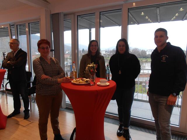 Die Anwesenden genossen Kaffee und Plätzchen im Panoramasaal mit Blick auf den Main. 