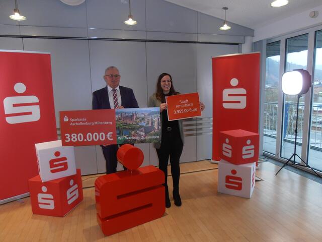 Glück statt Pech am Freitag den 13: Vertreterinnen und Vertreter der spendenempfangenden Vereinen und Institutionen freuten sich mit den Bürgermeisterinnen und Bürgermeistern ihrer Kommunen über das Geld für ihre Projekte. 