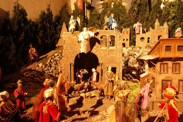 Weihnachten war früher ein zentraler Bezugspunkt im Leben der Menschen, ein wirklicher Ankerplatz der Sehnsucht nach Geborgenheit und Harmonie - fern von immer größerer Geschenk-Erwartungen, vom Feiertags-Stress und von Fernreise-Fluchten.