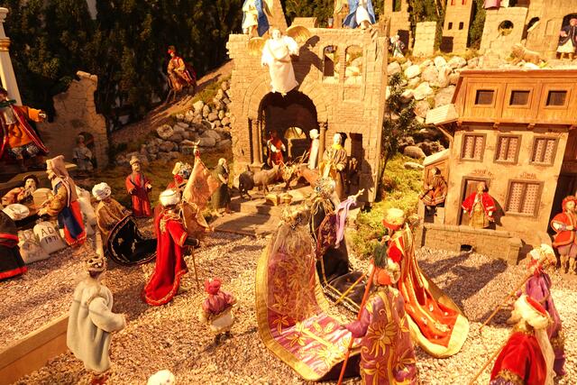 Weihnachten war früher ein zentraler Bezugspunkt im Leben der Menschen, ein wirklicher Ankerplatz der Sehnsucht nach Geborgenheit und Harmonie - fern von immer größerer Geschenk-Erwartungen, vom Feiertags-Stress und von Fernreise-Fluchten.