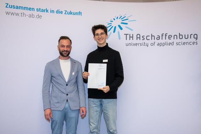 Lions Präsident Bachmann bei der Spendenübergabe Deutschland Stipendium | Foto: Christoph Eichhorn