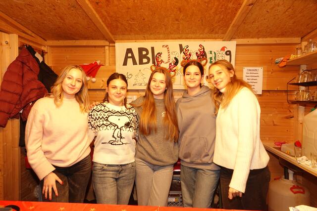 Fleißige Helferinnen beim gemeinnützigen Punsch- und Teeverkauf