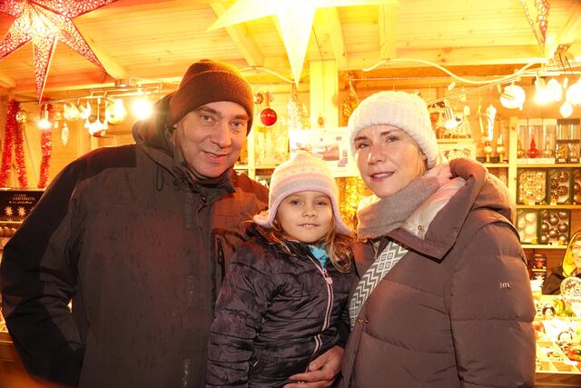 Familie freut sich auf die kommenden festlichen Tage