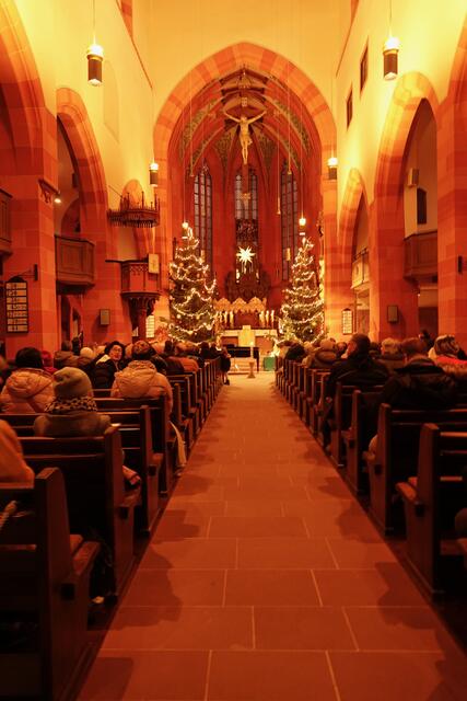 Magisch, mystisch, märchenhaft – so präsentierte sich am
Abend des zweiten Weihnachtsfeiertages ein einstündiges,
besinnlich-feierliches Programm aus drei Jahrhunderten mit
passenden Beiträgen zum Christfest: instrumental (Orgel,
Piano) und vokal mit je einer Sopran- und Altstimme.