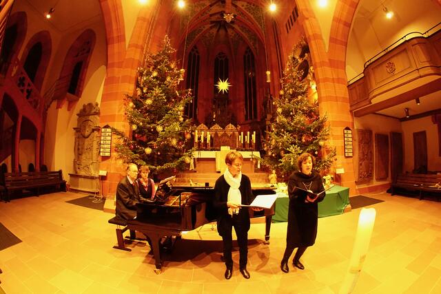 Magisch, mystisch, märchenhaft – so präsentierte sich am
Abend des zweiten Weihnachtsfeiertages ein einstündiges,
besinnlich-feierliches Programm aus drei Jahrhunderten mit
passenden Beiträgen zum Christfest: instrumental (Orgel,
Piano) und vokal mit je einer Sopran- und Altstimme.