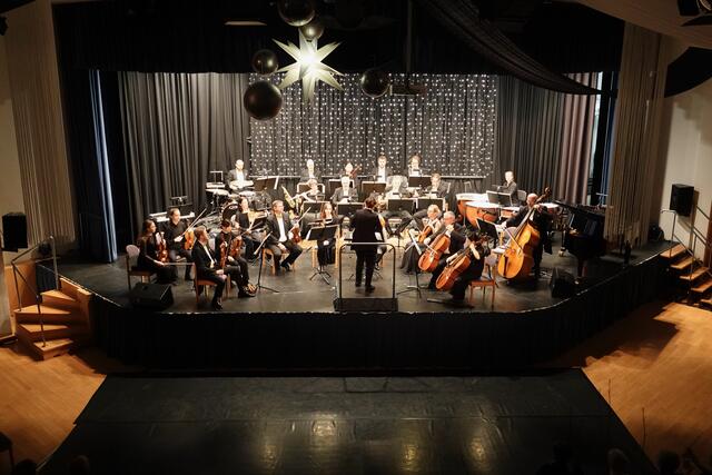 Brillant gespielte Musikstücke von Johann Strauß Sohn ("Die Fledermaus"), Fréderic Chopin ("Valse brillante"),  Franz Lehar ("Dein ist mein ganzes Herz") &amp; Co. servierte das Serbische National-Ensemble den mehr als 300 Besucherinnen und Besuchern im Elsenfelder Bürgerzentrum. 
