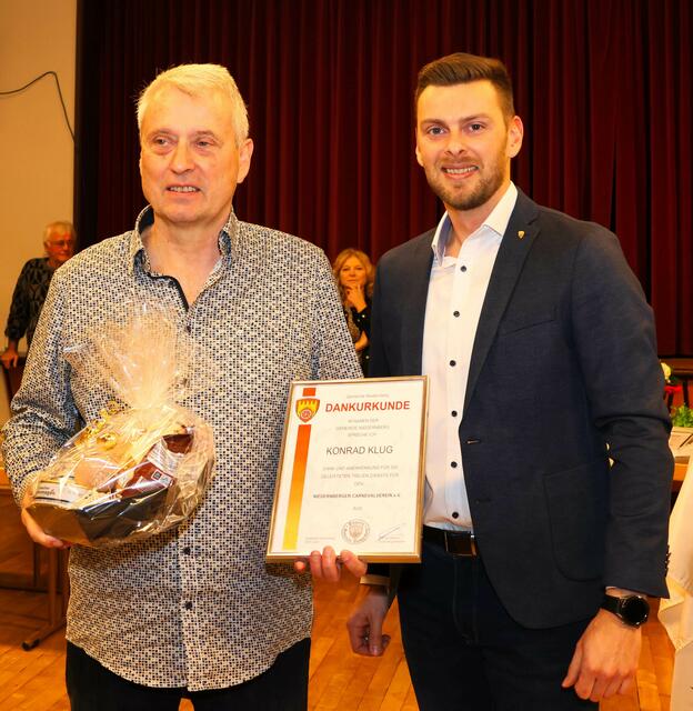 Konrad Klug bei seiner Ehrung mit Bürgermeister Ralf Sendelbach. | Foto: Jürgen Dreier